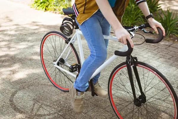 Homem Andar Bicicleta Movimento Fora Torno Cidade — Fotografia de Stock