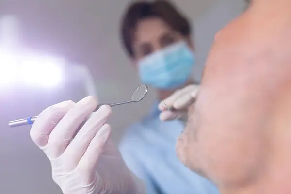 Кавказька Стоматологічна Медсестра Вивчає Зуби Пацієнта Чоловічої Статі Сучасній Стоматологічній — стокове фото