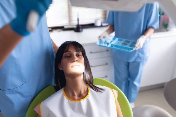Καυκάσιος Άνδρας Οδοντίατρος Και Γυναίκα Οδοντίατρος Εξετάζουν Δόντια Του Ασθενούς — Φωτογραφία Αρχείου
