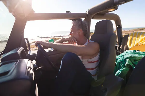 Gedachte Blanke Man Zit Auto Zonnige Dag Aan Zee Zomervakantie — Stockfoto