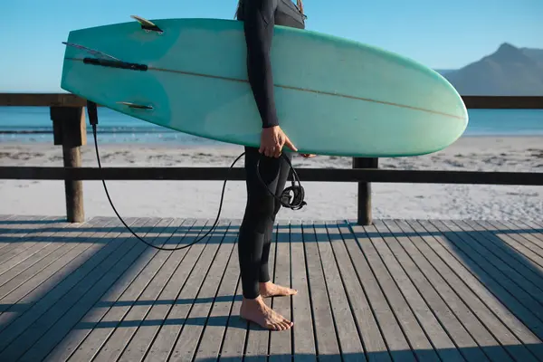 Niedriger Teil Des Mannes Mit Surfbrett Während Sonnigen Tagen Auf — Stockfoto
