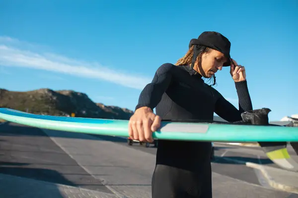 Güneşli Bir Günde Şapkalı Dalgıç Kıyafetli Hippi Erkek Sörfçü Yolda — Stok fotoğraf