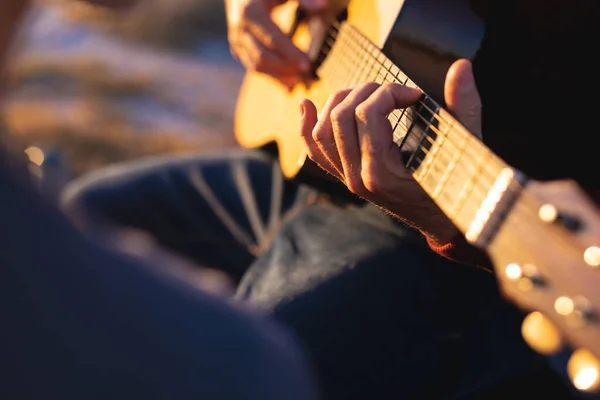 Mitte Eines Mannes Der Bei Sonnenuntergang Strand Gitarre Spielt Sommer — Stockfoto