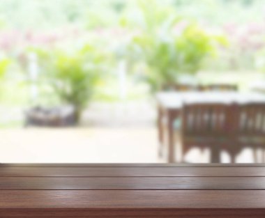 Masa üstü ve arka planın bulanık oturma odası