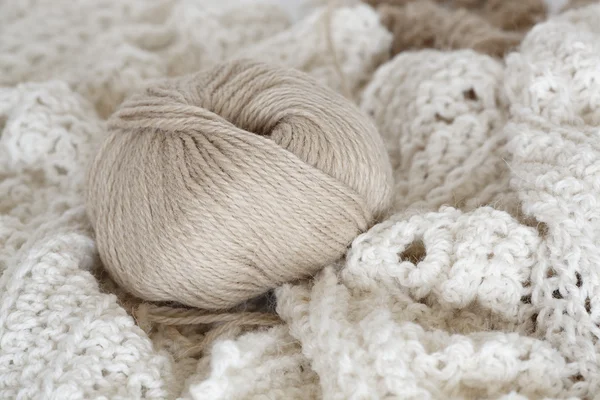 Hand-knitted fabric and yarn ball — Stock Photo, Image