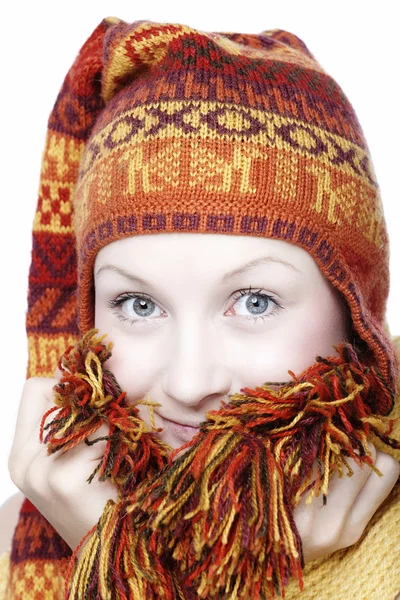 Frau mit ethnischem Hut — Stockfoto