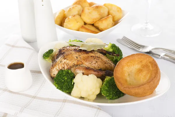 Pečeně večeře - pečené partridge & zelenina — Stock fotografie