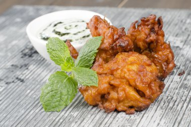 soğan bhajis ve dip