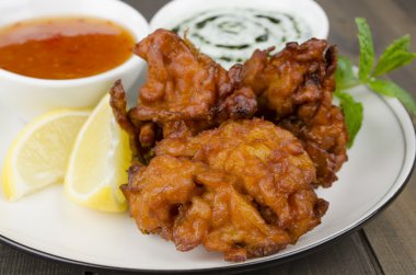 soğan bhajis ve dips