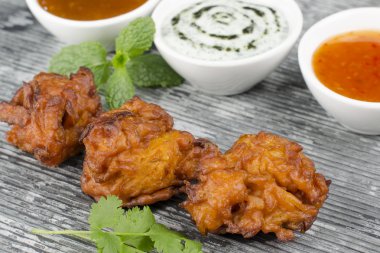 soğan bhajis ve dips