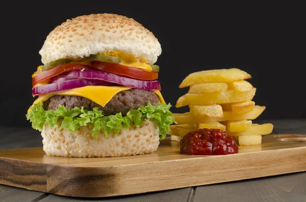 Gourmet Cheeseburger & Chips — Stock Photo, Image