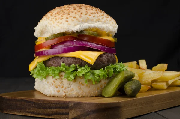 Gourmet Cheeseburger & Chips — Stock Photo, Image