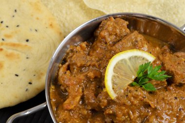 köri & naan & poppadoms