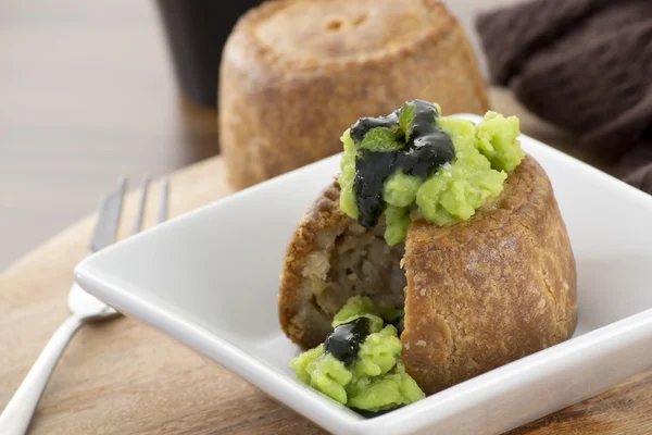 Melton Mowbray Pork Pie & Mushy Peas. — Stock Photo, Image