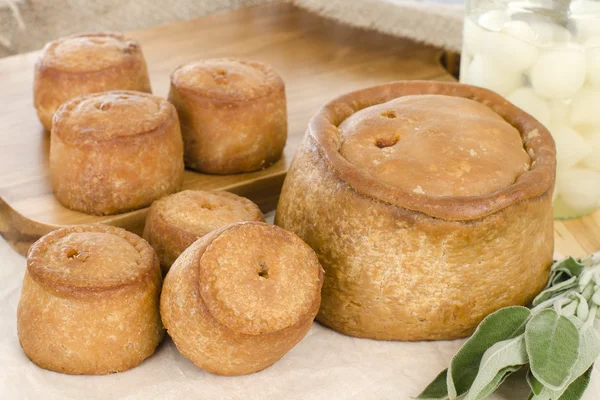 Melton mowbray Schweinekuchen & eingelegte Silberhaut-Zwiebeln — Stockfoto