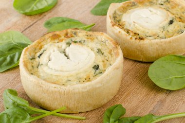 bireysel keçi peynirli ve ıspanaklı quiches.