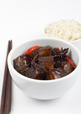 dansöz kırmızı kızarmış domuz & pirinç