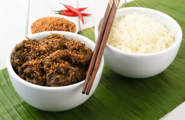 Rindfleisch rendang & klebriger Reis — Stockfoto