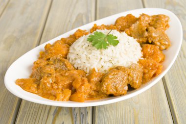 Fıstık körili kuzu eti ve tatlı patates