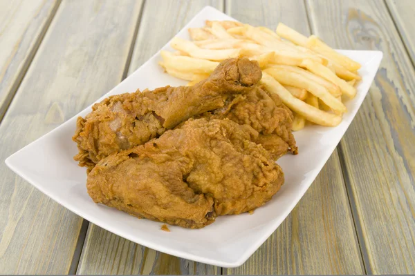 Жареный цыпленок и чипсы — стоковое фото