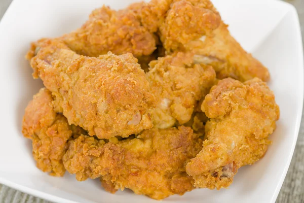 Zuidelijke gebakken warme kippenvleugeltjes — Stockfoto