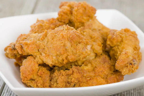 Asas de frango quente frito do sul — Fotografia de Stock