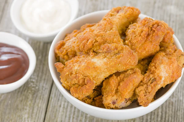 Zuidelijke gebakken warme kippenvleugeltjes — Stockfoto