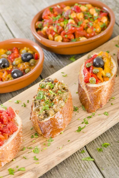 Tapas op knapperig brood — Stockfoto