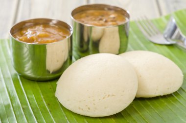 Idli, Hint turşusu ve sambar