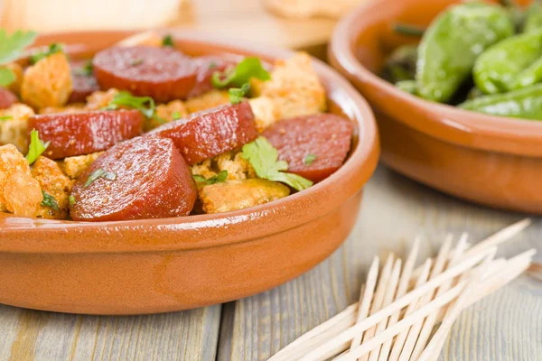 Chorizo και ψωμί και padron πιπεριές — Φωτογραφία Αρχείου