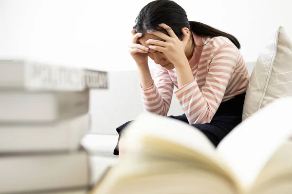 Stanco Stressato Adolescente Tenendo Testa Sulle Mani Studente Asiatico Che — Foto Stock