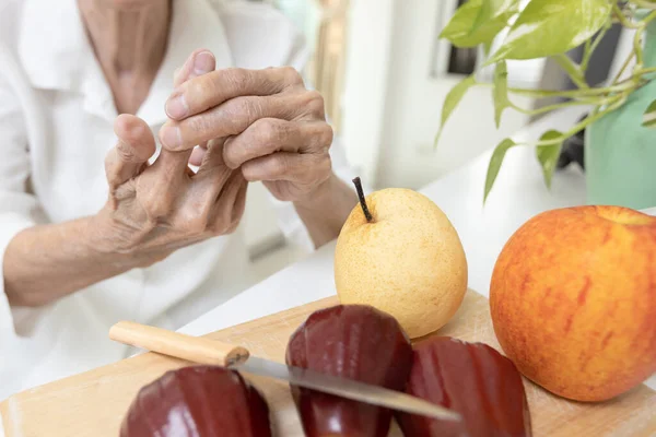 Close Hands Old Elderly Cut Her Finger Knife While Slicing — Stock Photo, Image