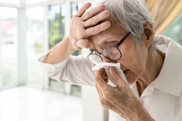 Asiatica Donna Anziana Aveva Sangue Dal Naso Epistassi Fermare Sangue — Foto Stock