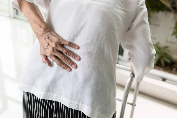 腰痛や腰痛を持つアジア系高齢女性 腰痛を持つ高齢者 筋組織や椎間ディスクの炎症や変性 自己免疫疾患 健康問題 — ストック写真