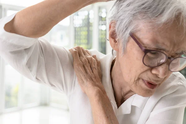Asiatische Alte Frau Mit Schulterknochenschmerzen Steifheit Und Schmerzen Beim Anheben — Stockfoto