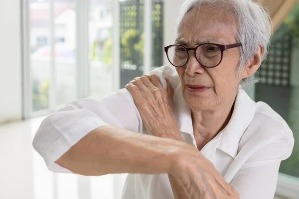 Wanita Senior Asia Memijat Tulang Bahunya Dengan Tangan Sakit Dan — Stok Foto