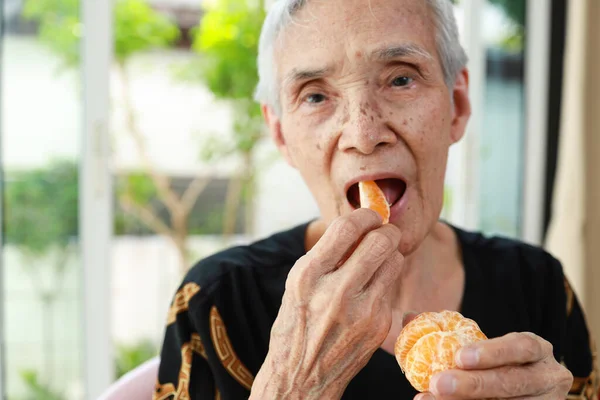 Feliz Sonriente Mujer Mayor Degustación Mandarina Deliciosamente Sana Asiática Edad — Foto de Stock