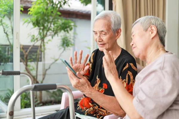 Moderne Senioren Großmutter Mit Handy Blick Auf Handy Bildschirm Winken — Stockfoto