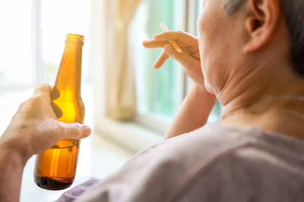 Ensamma Äldre Människor Med Alkoholhaltiga Drycker Och Cigarett Handen Sorgsen — Stockfoto