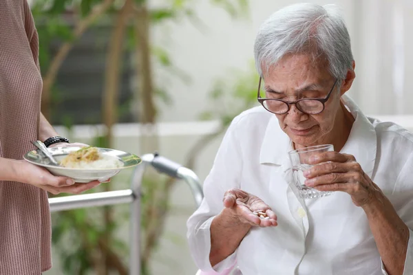 Asiatiska Äldre Patienter Som Tar Medicin Läkemedel Piller Och Kapslar — Stockfoto