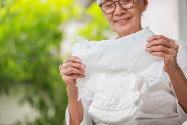 Glücklich Lächelnde Asiatische Seniorin Zeigt Einwegwindel Für Erwachsene Schaut Zufrieden — Stockfoto