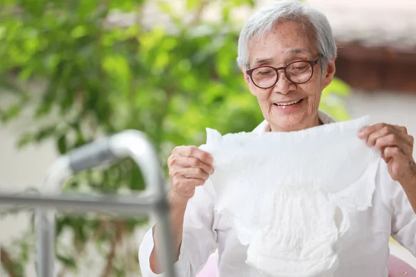 Щаслива Усміхнена Азіатська Старша Жінка Тримає Одноразовий Підгузник Дорослих Дивлячись — стокове фото