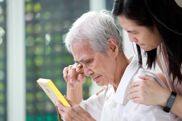 Olyckliga Gamla Äldre Mormor Gråter Tårar Tittar Foto Familjen Med — Stockfoto