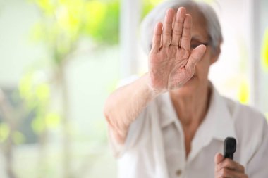 Yaşlı kadınların el hareketlerini durdurması, aile içi şiddete karşı kampanya yapması, Asyalı yaşlıların işaret vermek için el kaldırması, kadınlara yönelik şiddeti durdurması, fiziksel taciz, insan hakları ihlali