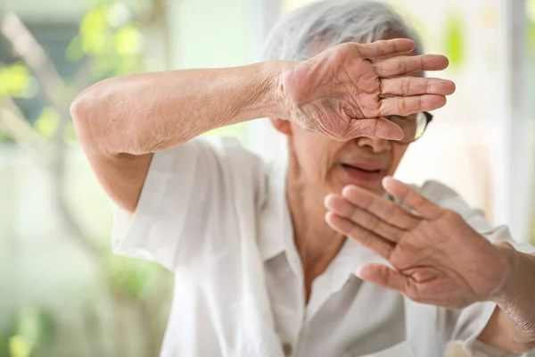 Asiatisk Äldre Kvinna Räcker Upp Handen Försvar Motstå Angrepp Offer — Stockfoto