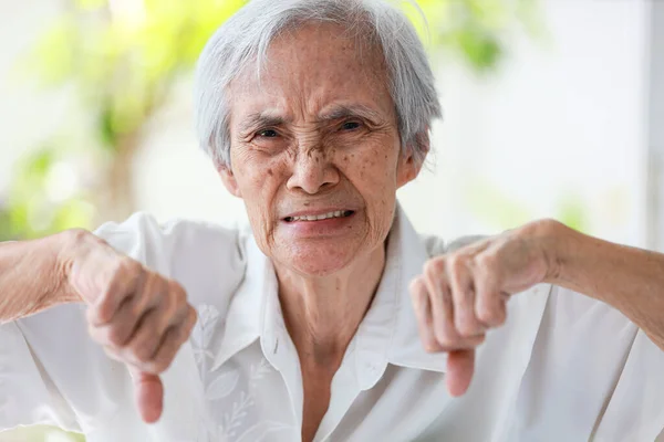Θυμωμένη Ηλικιωμένη Ηλικιωμένη Δυσαρέσκεια Που Δείχνει Την Δυσαρέσκειά Της Αρνητικό — Φωτογραφία Αρχείου