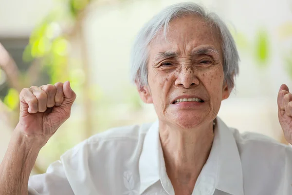 Злая Сумасшедшая Пожилая Женщина Поднимающая Кулаки Выражение Лица Разъяренная Пожилая — стоковое фото