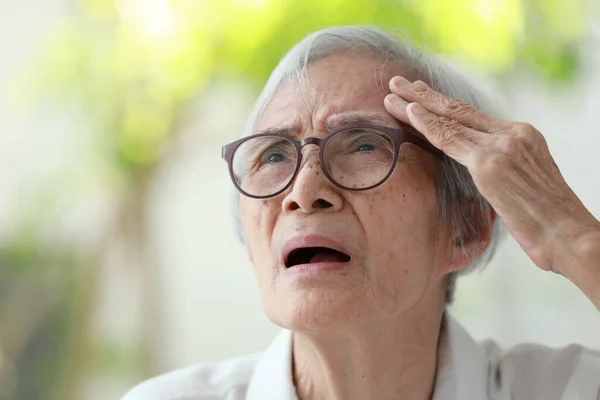 Sick Asian Senior Grandmother Holding Head Hand Suffering Dementia Brain — Fotografia de Stock