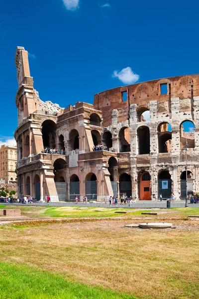 Coliseo en el hermoso día de verano con cielo azul (tiro vertical ) —  Fotos de Stock