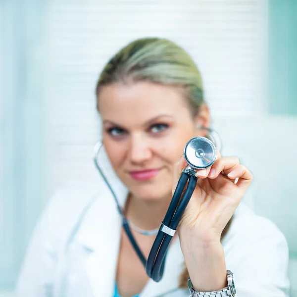 Hezká mladá žena doktora drží černou stetoskop — Stock fotografie